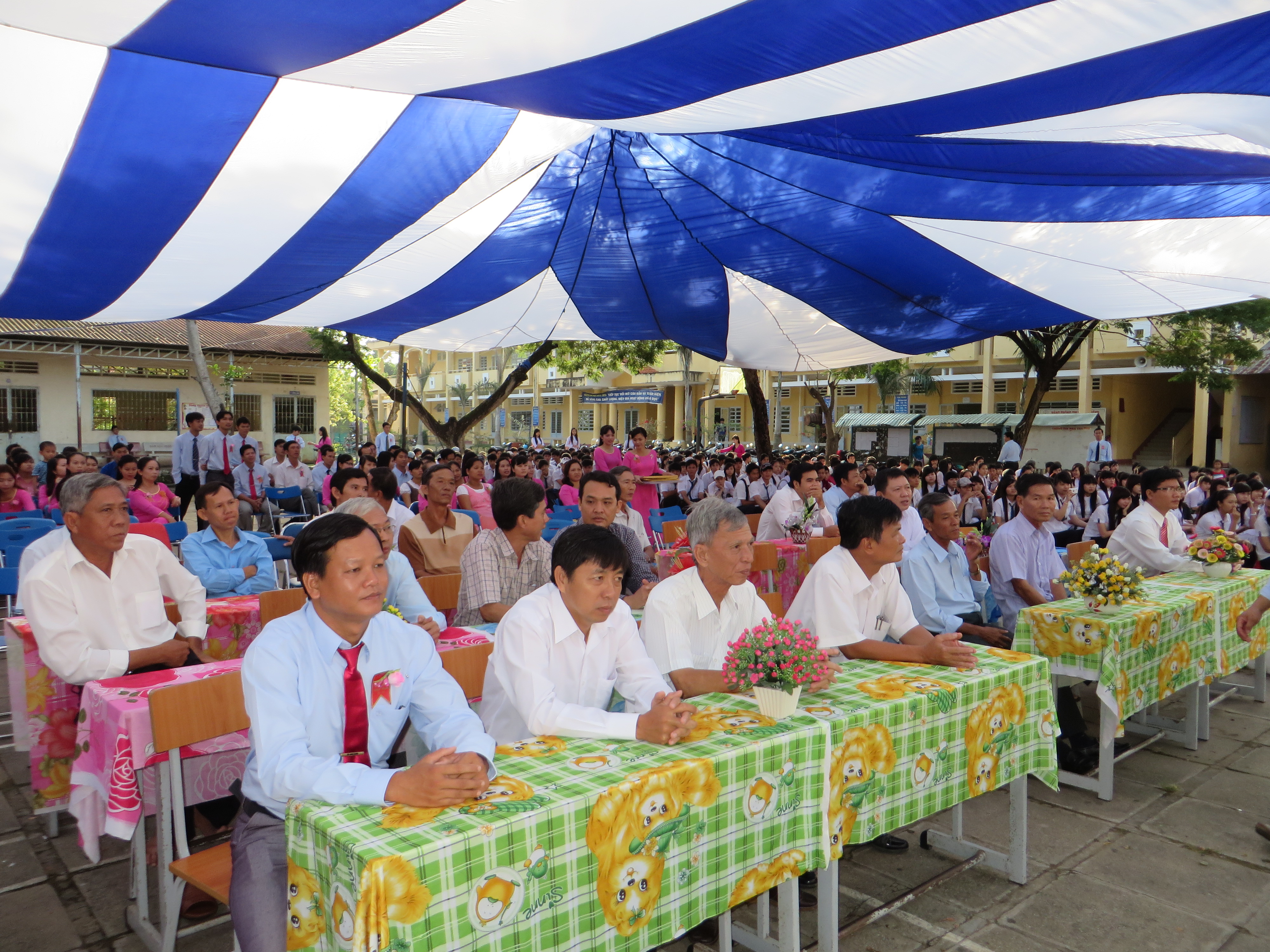 HỌP MẶT KỶ NIỆM NGÀY NHÀ GIÁO VIỆT NAM 20-11-2013
